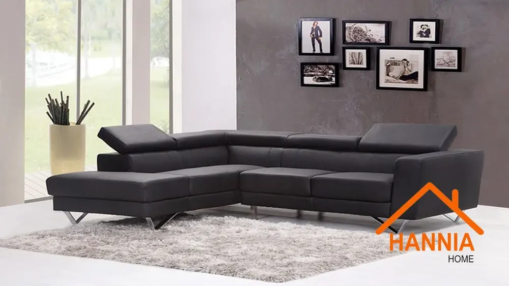 Sala con sillón de esquina negro y alfombra