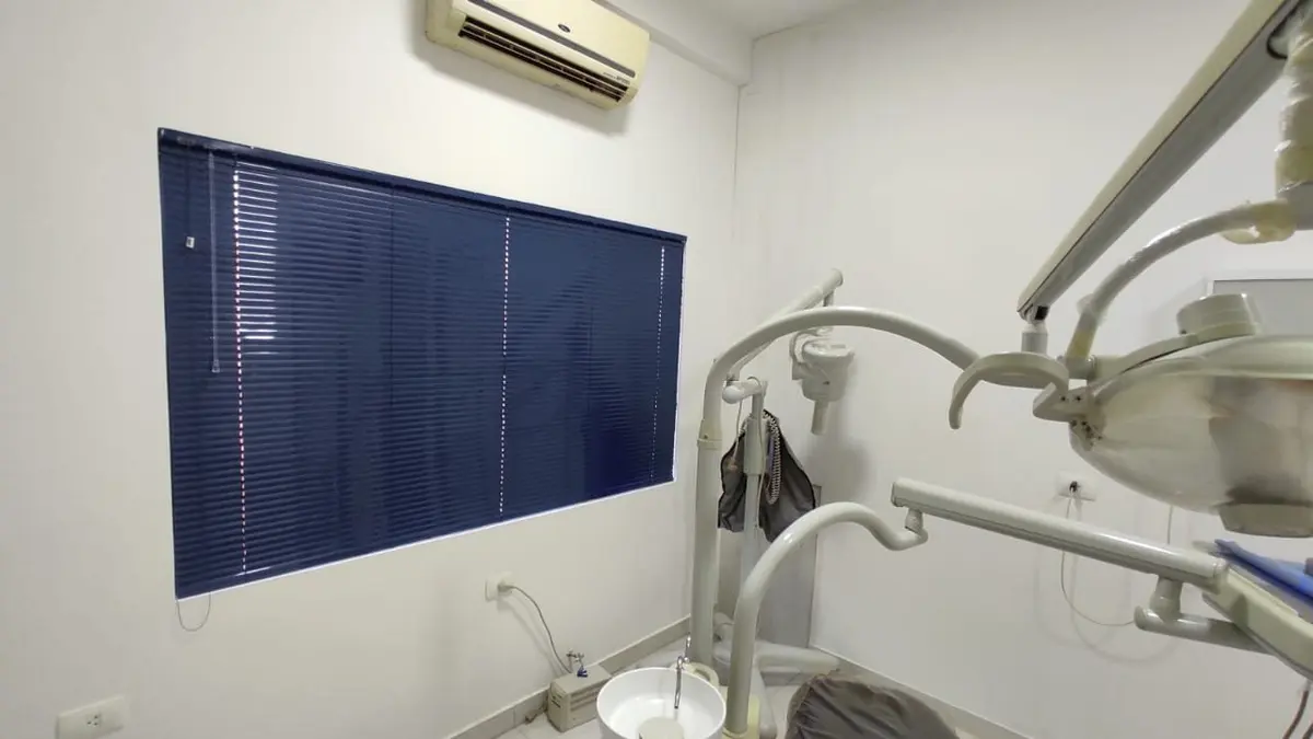 Persiana horizontal de aluminio azul sobre una ventana