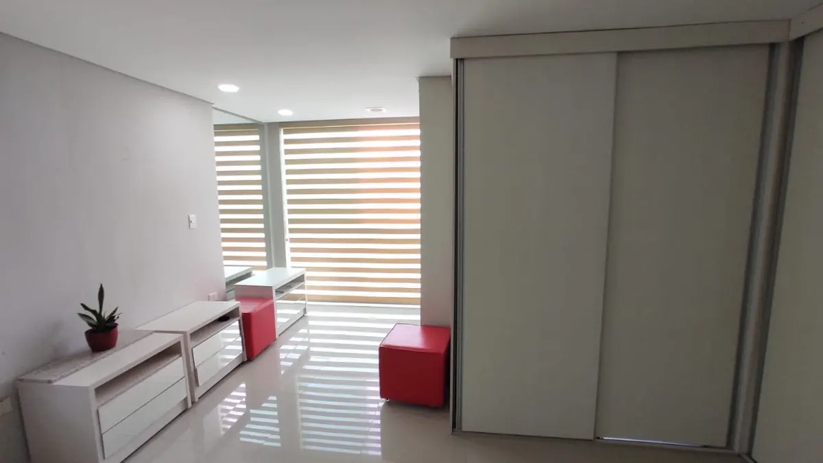 Persiana de doble visión en una sala luminosa