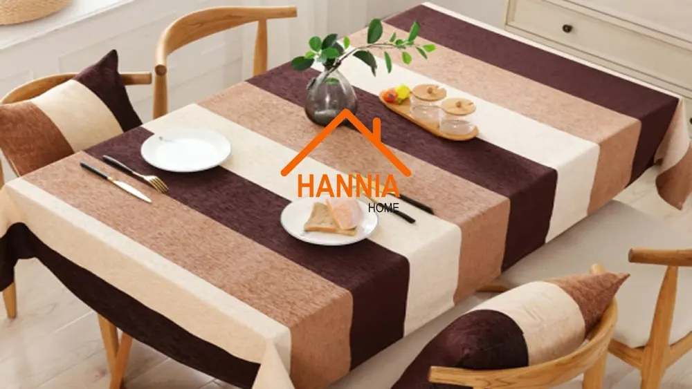 Mesa puesta con mantel a rayas
