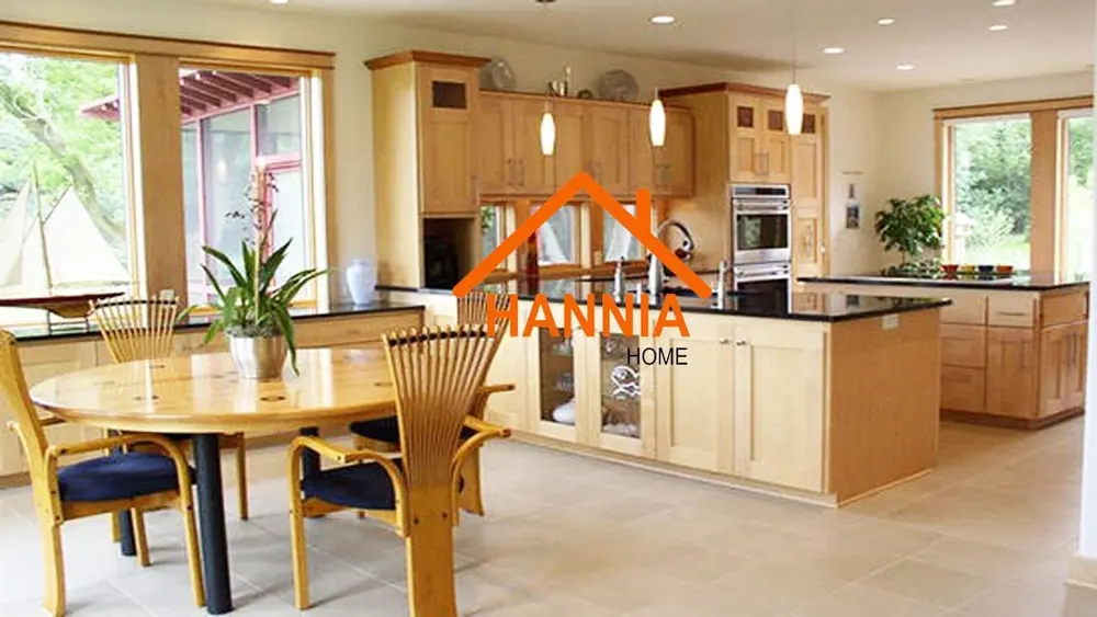 Cocina comedor con muebles de madera clara