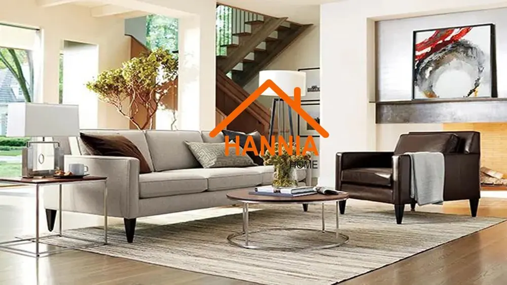 Sala con sillón, sillones individuales y escalera