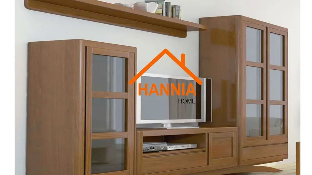 Mueble de madera con puertas vitrina