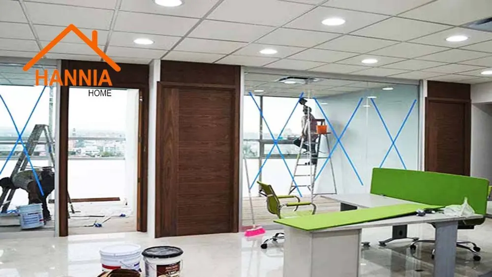 Oficina en obra con personas trabajando