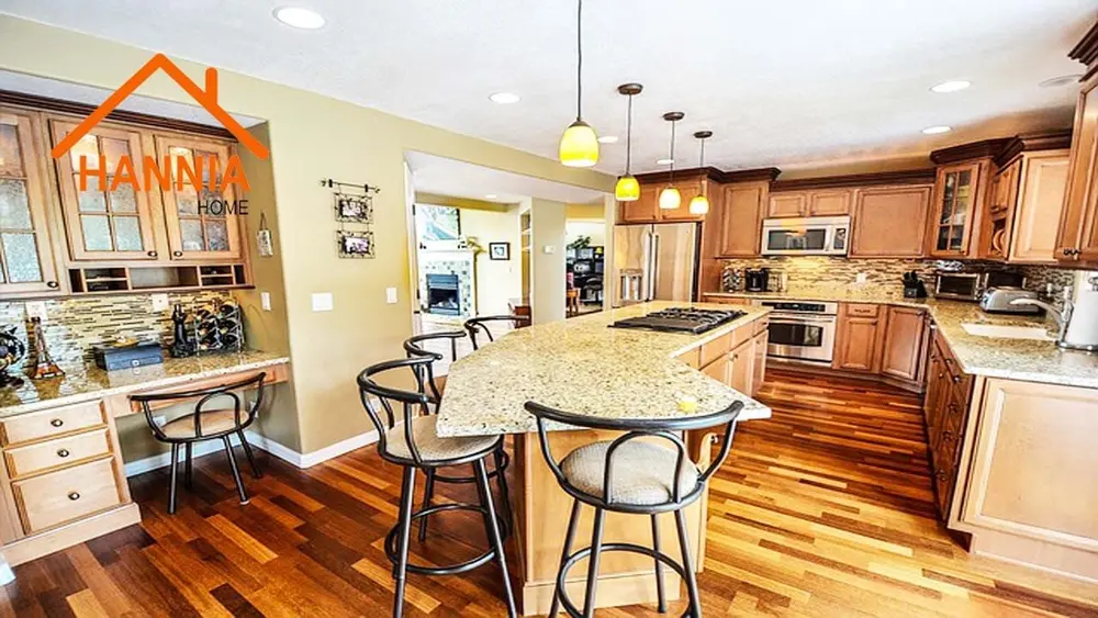 Cocina amplia con isla y piso de madera