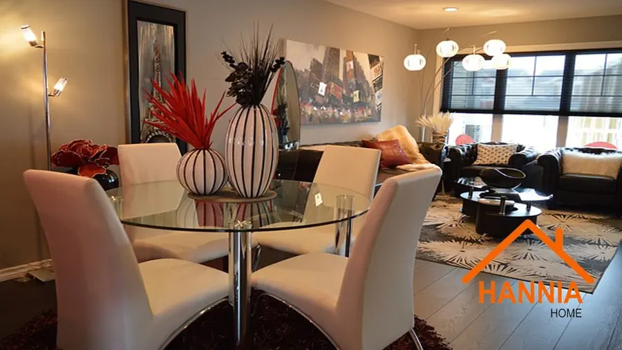 Comedor decorado con sillas y vajilla sobre mesa de vidrio