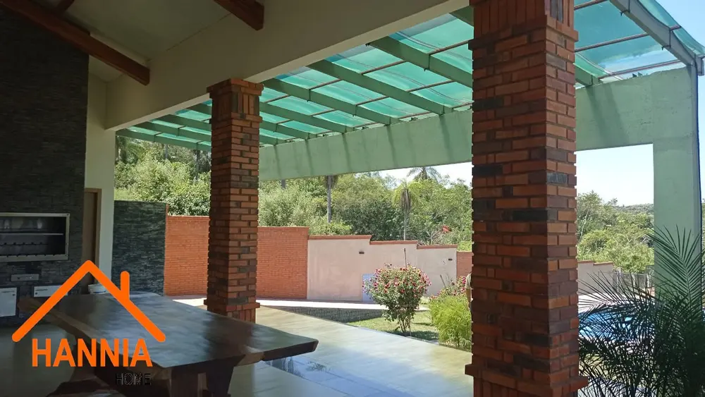 Techo de policarbonato sobre una galería con columnas de ladrillo